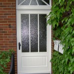 Weiße Haustür mit speziellem Einbruchschutz