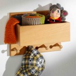 Garderobenkiste für Kinder. Woanders gesehen, weiterentwickelt und getischlert von uns!