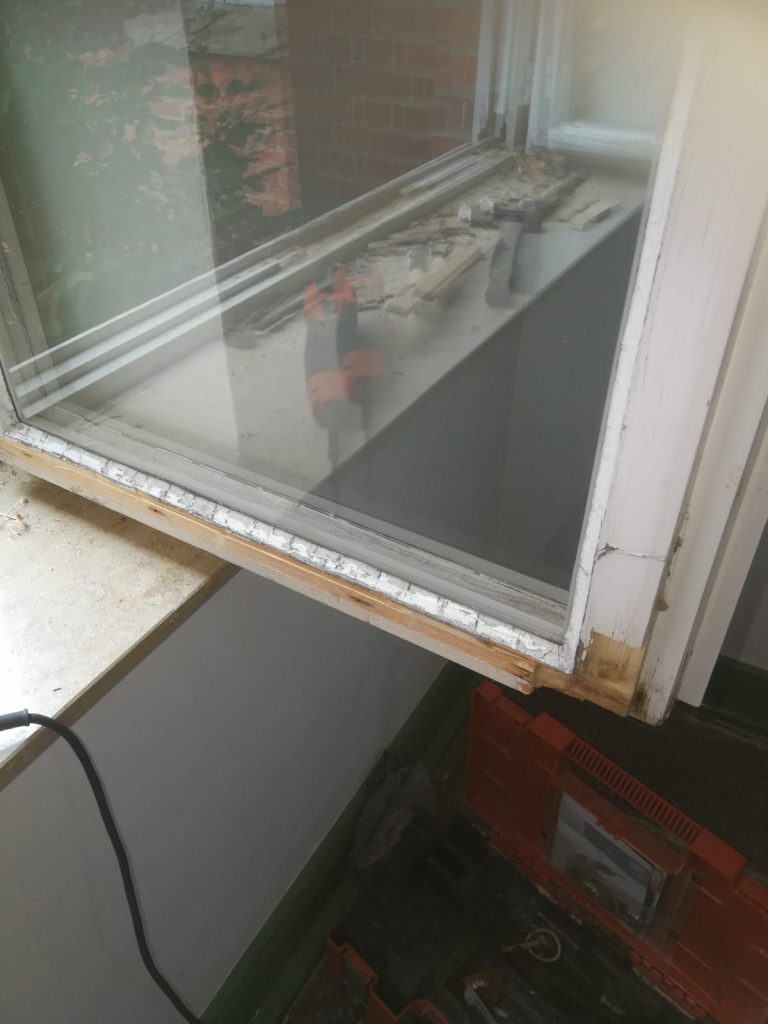 Defekter Fensterflügel