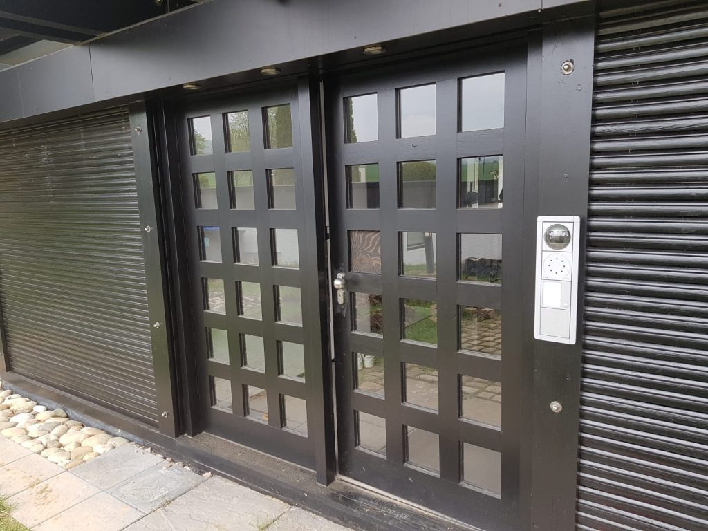 Alte Türanlage eines Huf-Hauses