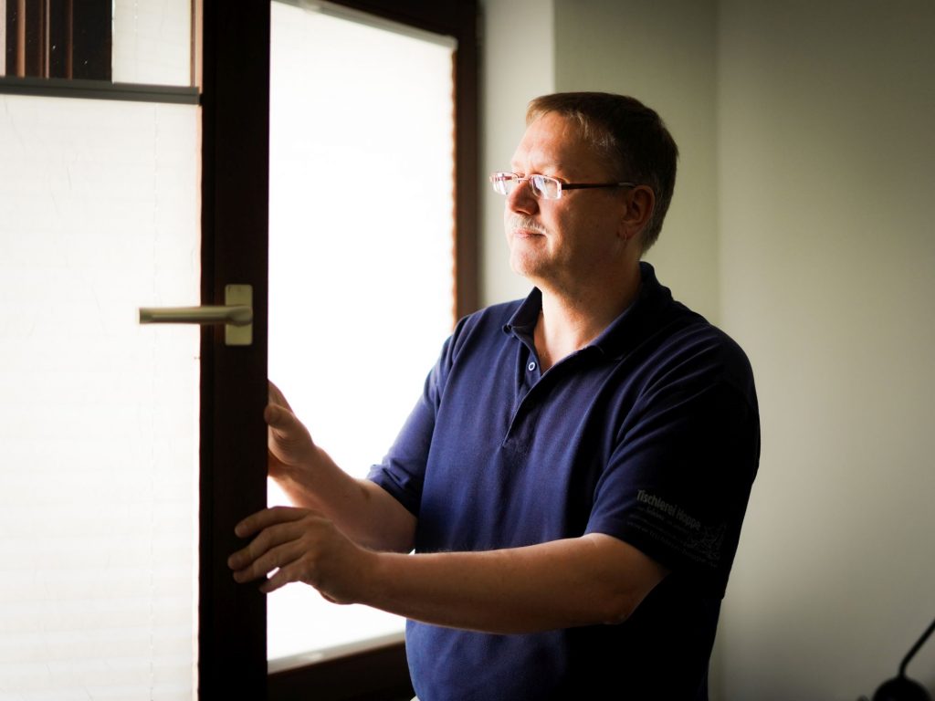 Jürgen Hoppe begutachtet ein Fenster.