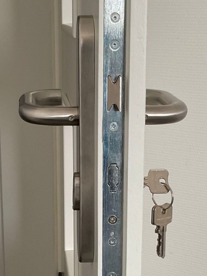 Detailaufnahme der Schließtechnik einer Wohnungseingangstür