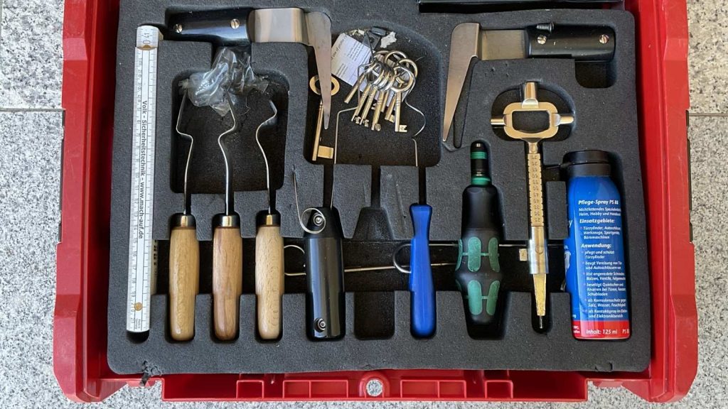 Blick in einen geöffneten Werkzeugkoffer mit Schlüsseldienstzubehör