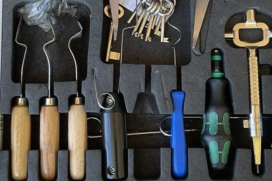 Blick in einen geöffneten Werkzeugkoffer mit Schlüsseldienstzubehör