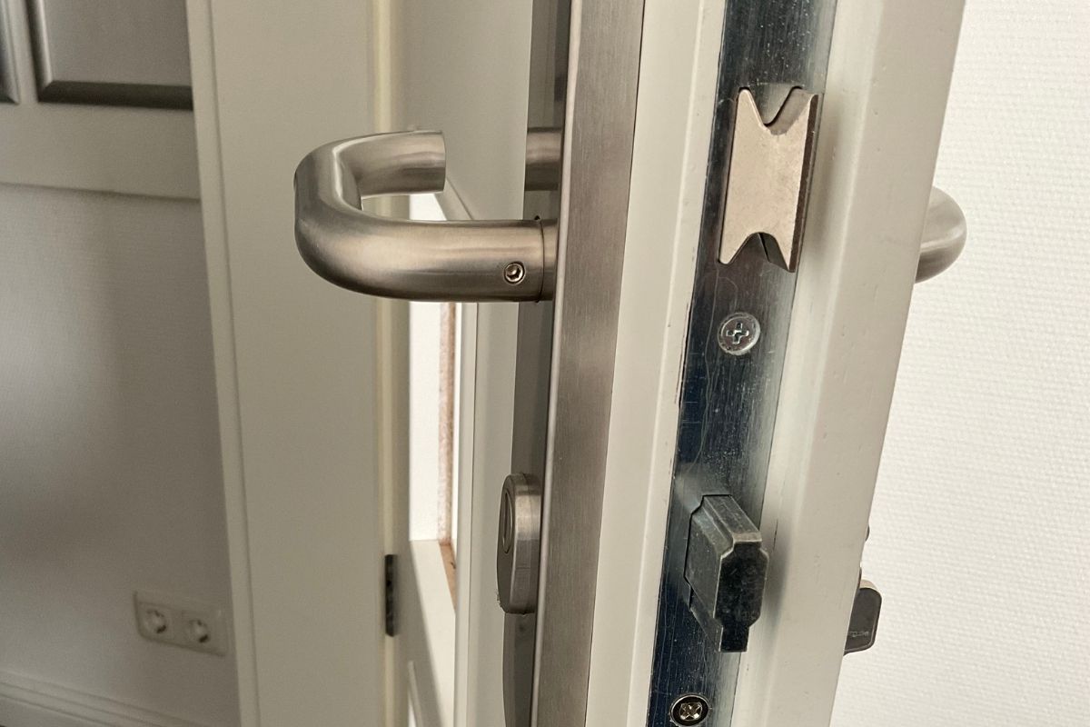 Schloss, Zylinder, Türgriff und Schlüssel an einer Wohnungstür